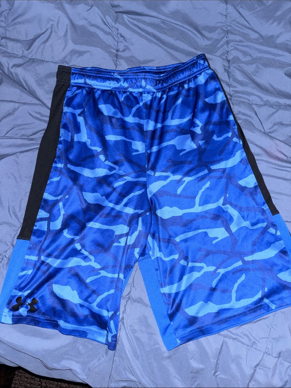 Under Armour youth boys Royal & Navy Blue Camo Performance Shorts XLY
